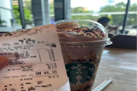 Starbucks clerk crazily tricked customers into adding ingredients? Pay the bill to scare people to death!