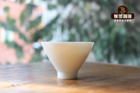 Drinking hand-made coffee from cups with different shapes affects the difference in taste and taste.