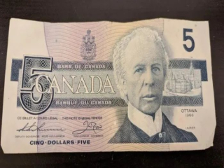 Cafe refuses to accept banknotes plus central bank response: reasonable