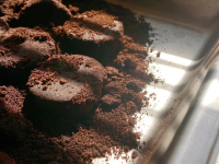 What is the use of coffee grounds? Can the coffee grounds be put directly on the flowerpot / on the dark circles on the face?