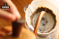 When you brew coffee by hand, do you prefer a fine grind and a quick brew or a coarse grind and a slow brew?