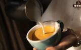 What is the difference between the foam of a latte and white cappuccino? How thick should Latte's milk foam be made? What's the difference between a cappuccino and an Australian white latte?