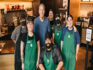 The father of Starbucks announced that he would no longer hold the post of CEO.