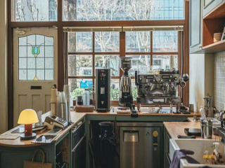 Is it easy to open a coffee shop? Is the idea of quitting to open a coffee shop practical?