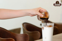 How do you make an iced latte? Ice latte or ice American? Is the iced latte bitter? Teach you how to make a nice iced latte.