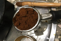 Coffee powder is damp and agglomerates into a lump. Can it still be drunk? how should it be adjusted and stored so as not to agglomerate?
