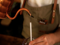 Introduction to the skill of how to practice the size and height of water injection around the circle of hand-brewed coffee