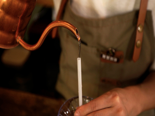 Introduction to the skill of how to practice the size and height of water injection around the circle of hand-brewed coffee