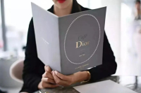 The first Dior coffee shop in China opens! Please worship the God of Wealth in English!