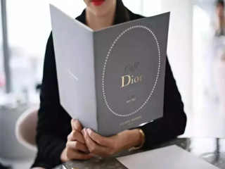 The first Dior coffee shop in China opens! Please worship the God of Wealth in English!