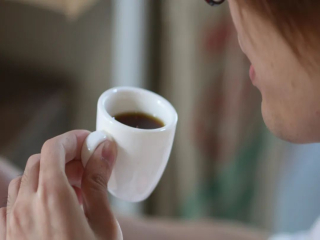Why does the flavor of hand-brewed coffee change with temperature? the best drinking temperature and time for hand-brewed coffee