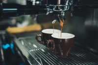 Which is the better difference between the shunt handle of Italian coffee machine and the bottomless handle of espresso extraction?