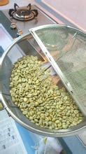 Frying coffee beans by hand allows you to master the skills of do-it-yourself baking