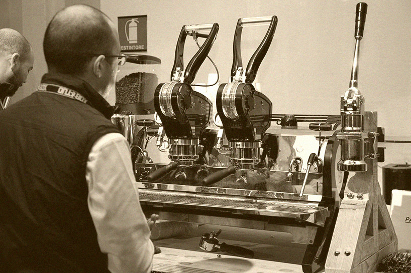 Coffee equipment: La Marzocco's new machine La Curva with both rigidity and softness.