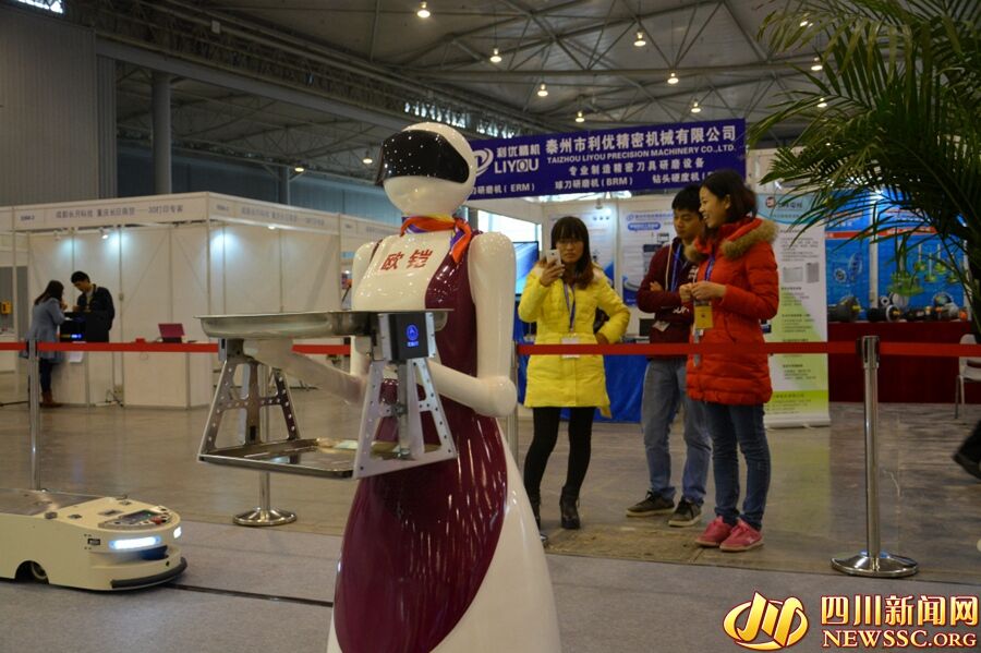Chengdu Industrial Expo robot on-site coffee visitors evaluation: it tastes good.