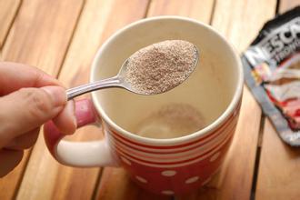 Comparison between instant coffee and freshly ground coffee: the three-in-one calorie is 20 times that of ground coffee.
