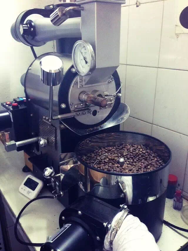 The roasting of coffee beans awakens the strongest aroma in the world and makes you fall in love with it deeply.