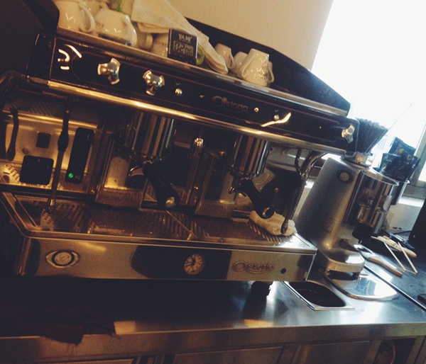 What problems should be paid attention to in the daily cleaning and maintenance of the coffee machine?