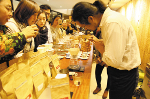 The latest news from Yunnan: camel, the world's top coffee master, visited Yunnan's 