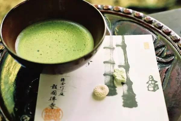 Matcha latte without coffee? The various practices of matcha let you experience the elegance of the Japanese tea ceremony.