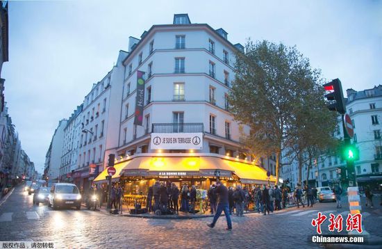 The latest foreign news report: the cafe in Paris, France reopened today.