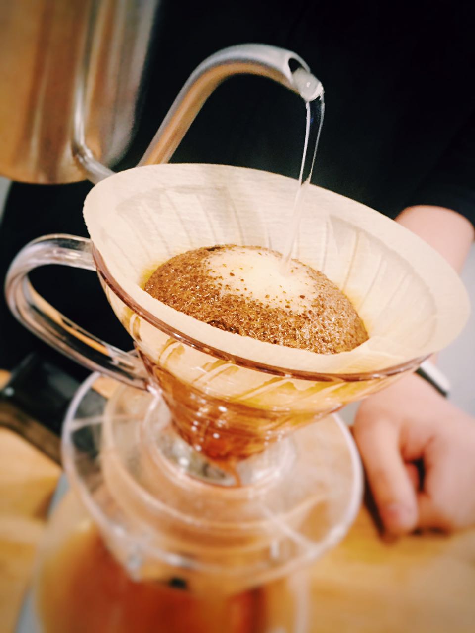 Meitu | the wonderful moment of hand-made coffee was completely fascinated by the beauty of hand-made coffee.