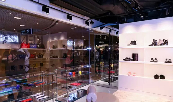 The new Kenzo Takada KENZO store in Harbour City, Hong Kong launches the combination of mobile cafe fashion and coffee.
