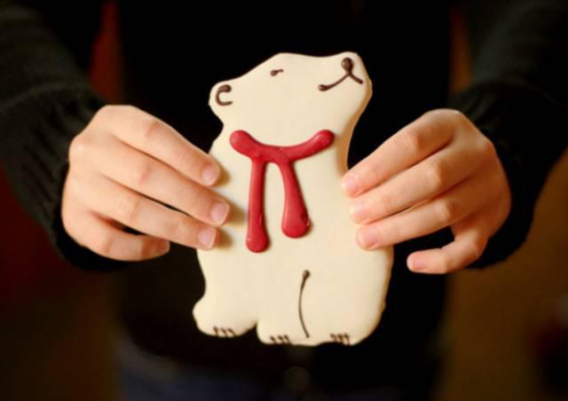 Starbucks was scolded by consumers. After slacking off the Christmas Cup, Starbucks produced another biscuit in which the throat of a polar bear was cut.