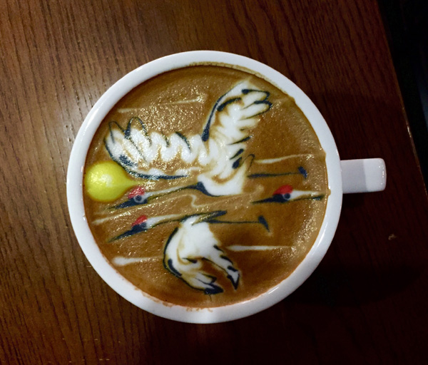 The landscape painting in the coffee cup the barista should decorate the artistic conception expressed by the pursuit pattern with a carved needle.