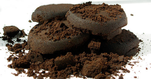 The craft of low-carbon housewives in Tokyo, Japan, put coffee grounds in smelly socks to remove the smell.