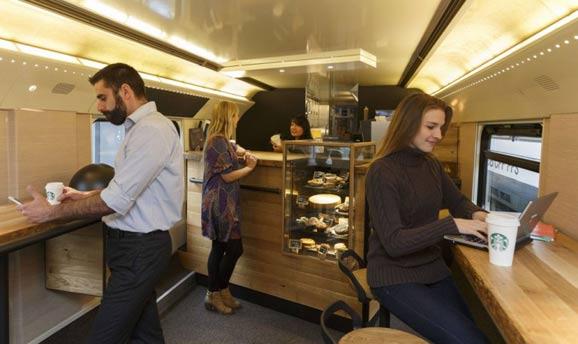 The train is also crazy cute animals, when the stationmaster drinks coffee to travel, the companion is coffee.