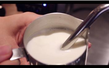 How to make good milk foam coffee pull flower influencing factors master coffee foam technical skills