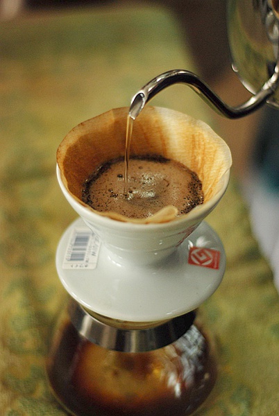 The best water temperature for hand-brewing coffee absolutely affects the quality of a cup of coffee.