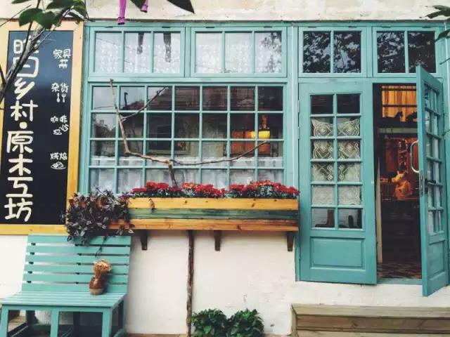 Ceramic female carpenter's good coffee grocery store, the perfect combination of literature, romance and serenity.