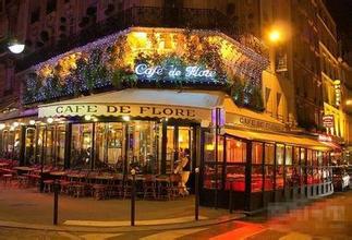 The coffee shop in Paris is full of artistic and romantic atmosphere. Paris, the capital of France, is an old-fashioned coffee shop.