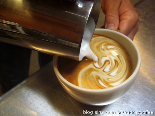 Skills of pulling flowers and beating milk foam how to make dense milk bubbles by swinging the wrist of Italian coffee