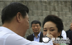 President Xi visited Colombian farmers to pick coffee flowers and asked Peng Liyuan to smell the flowers.