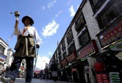 Taste coffee under the warm sun in Lhasa plateau