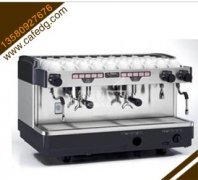 The fully automatic coffee machine is more convenient to use than the semi-automatic machine.