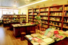 There is a 24-hour bookstore on the second floor of Qingdao Book City with coffee and dessert WIFI