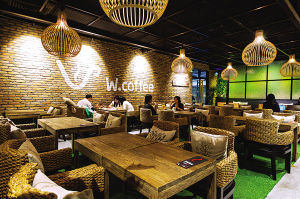 地铁口转角遇见原木质感的咖啡店