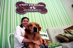 Fei alternative Cafe sets up menus for dogs to encourage people and dogs to eat at the same table.