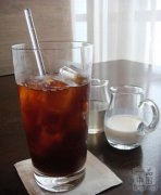 Simple mixed production of Vietnamese iced coffee and tea