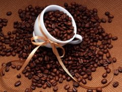 High-quality coffee beans are taken in the sun. Wash and bask in half the sun. Semi-washing