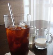 Vietnamese iced coffee makes a mixture of coffee and tea