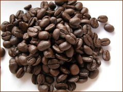 Picture of roasted coffee beans and deep roasted coffee beans (Deep Roast)
