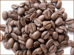 Picture of roasted coffee beans during roasting (Middle Roast)