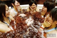 Chocolate hot springs launched in Japan are popular and business is booming.