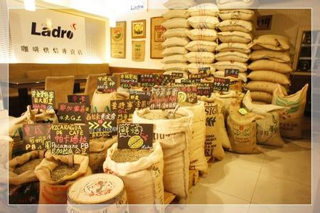 Arabica coffee futures recorded their biggest one-day decline since the end of 2010 due to late selling.