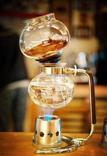 The skill of making coffee in siphon coffee siphon pot